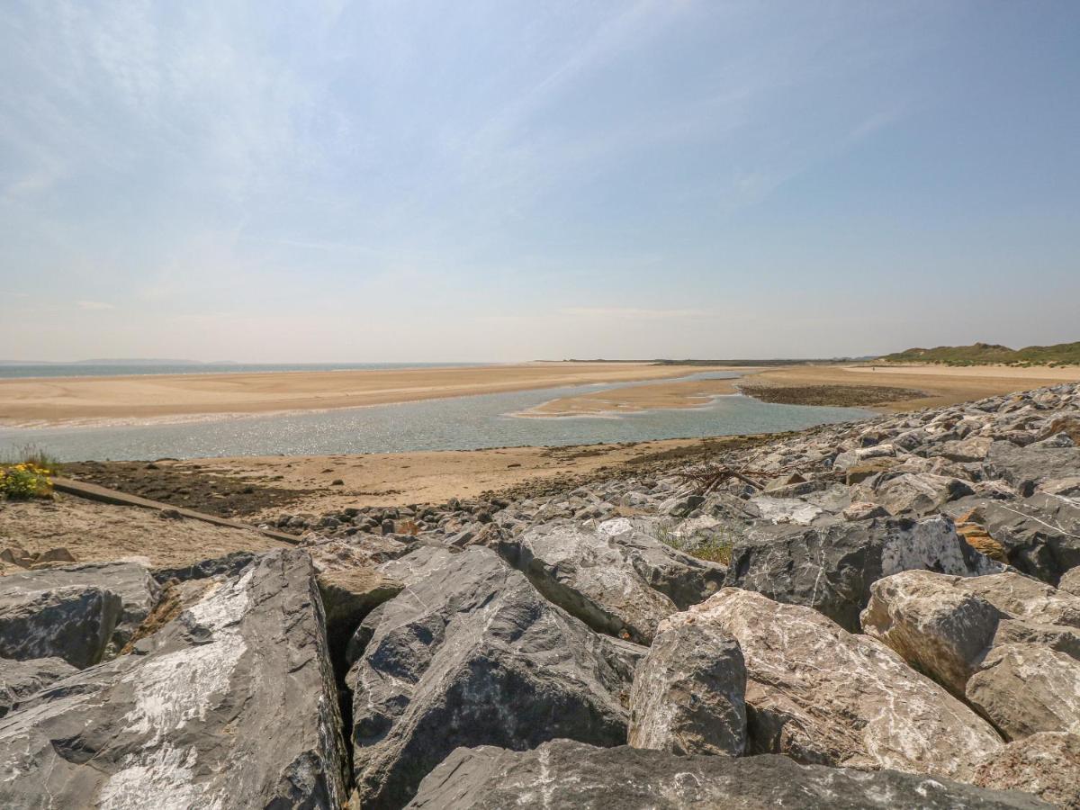 Cwtch Ar Y Mor Villa Burry Port Exteriör bild